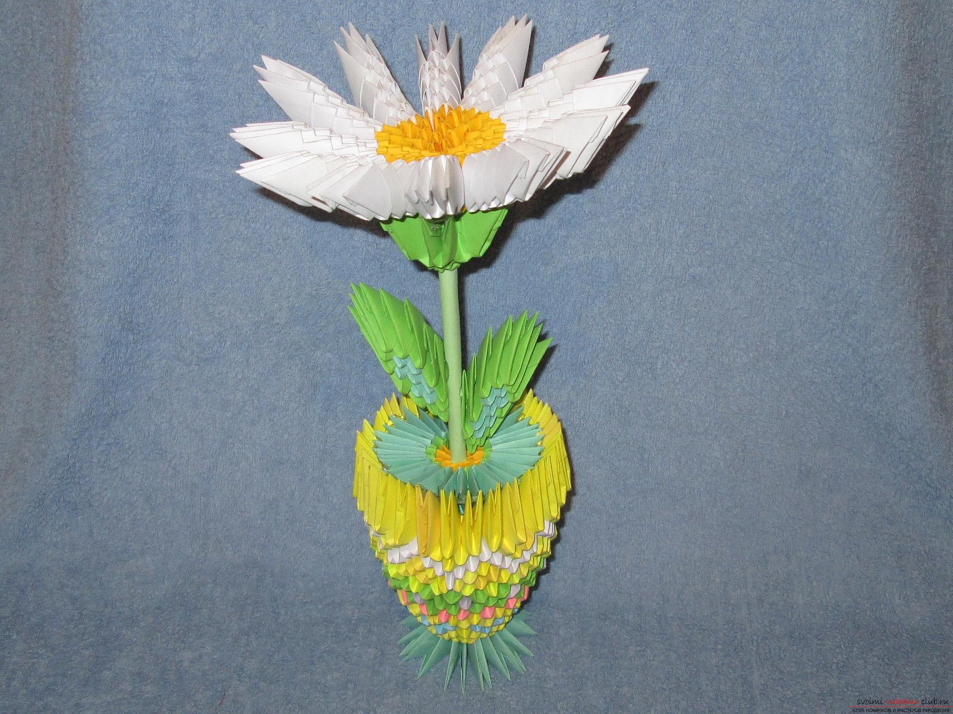 Модульное оригами ваза с цветами станет отличным подарком на 8 Марта, сделанным своими руками.. Фото №1